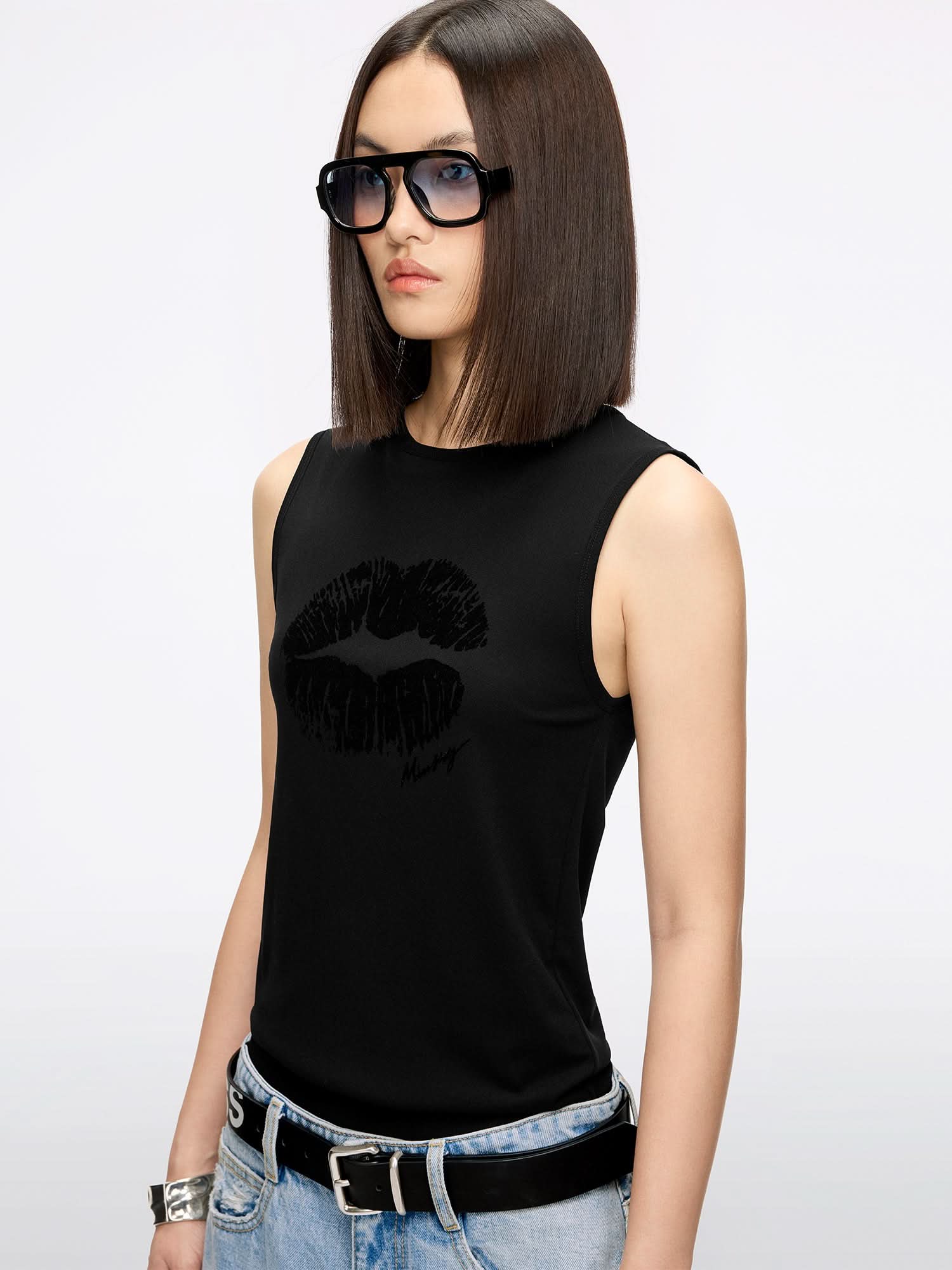 Lip Print Sleeveless T-Shirt - Image 3