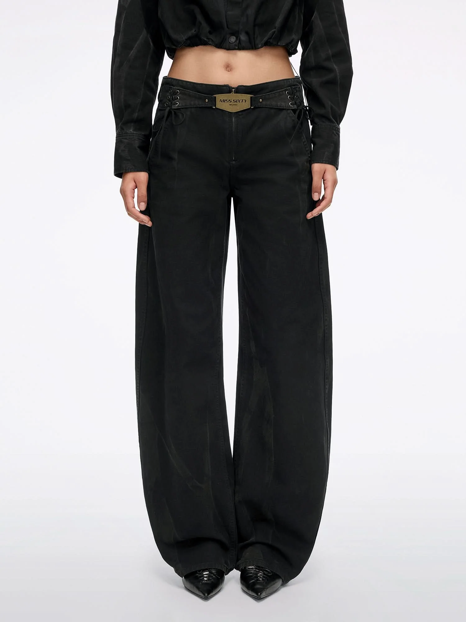 Metal-Plate Curved-Cut Jeans